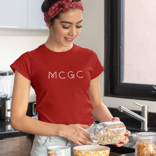 Femme avec t-shirt rouge MCGC cuisinant un repas